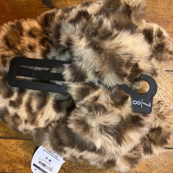 Fuzzy slippers - Picture 2 of 3